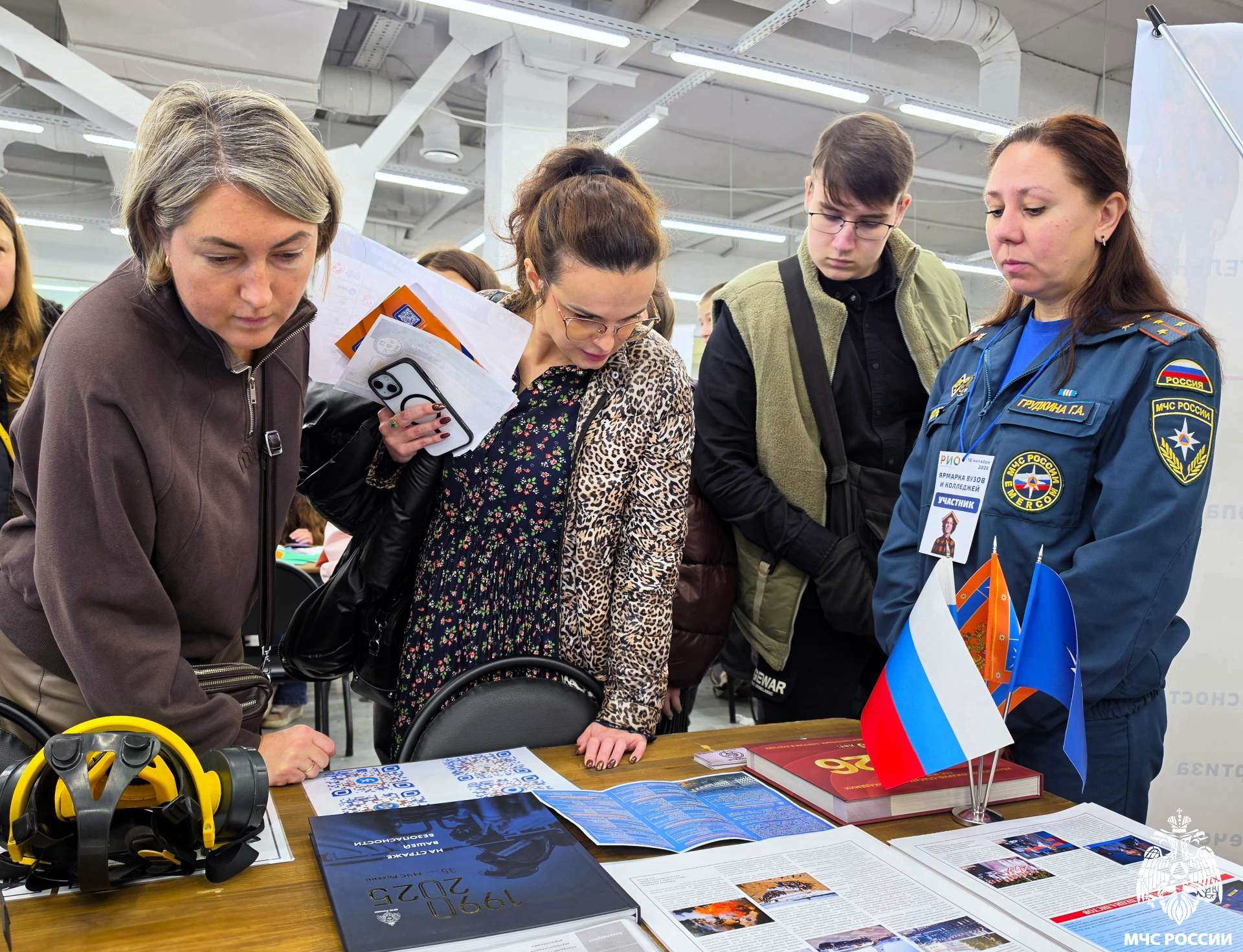 Курс на профессию спасателя: академия приняла участие в ярмарке учебных заведений
