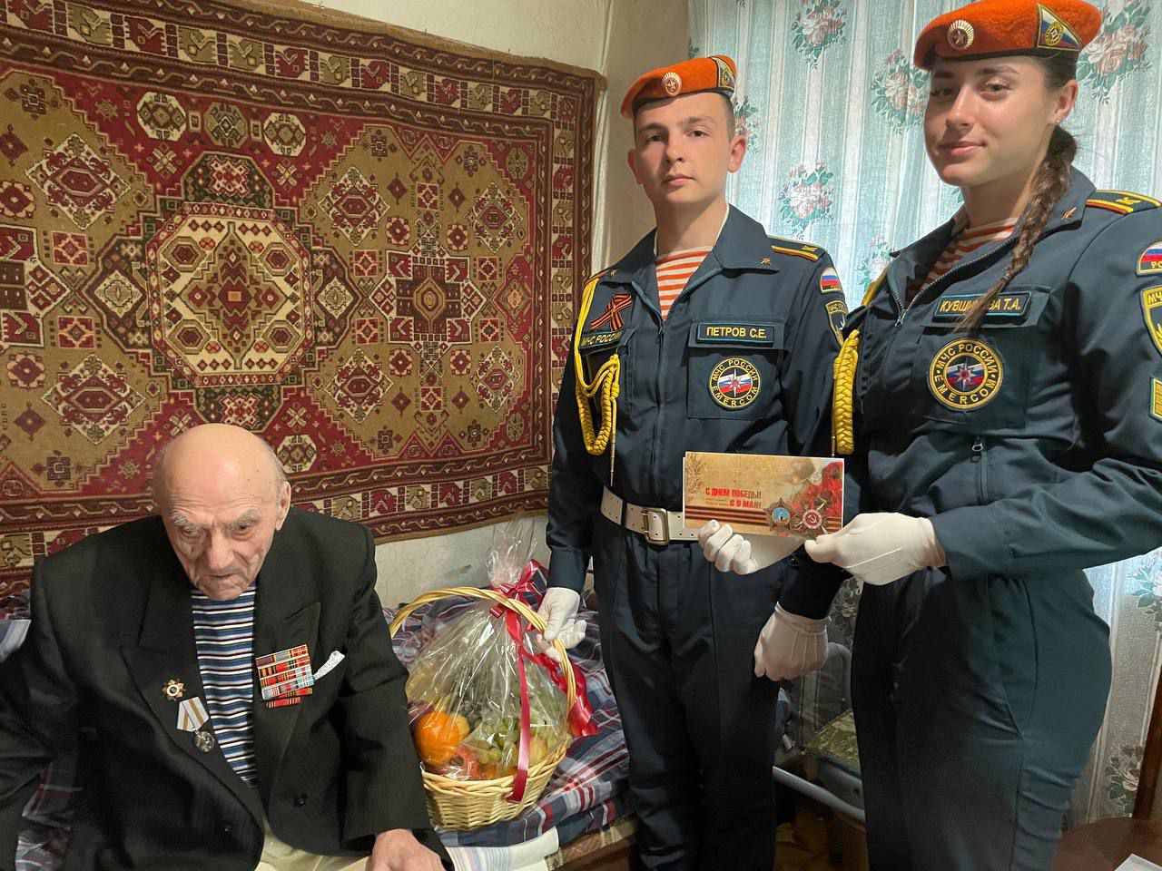 Курсанты Академии поздравили нашего ветерана Великой Отечественной войны с наступающим праздником Днëм Победы