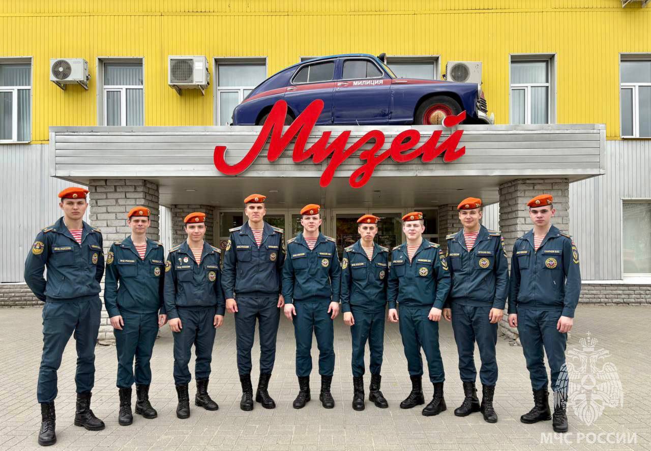 Первокурсники открыли для себя мир советской техники и подвиг Великой Победы
