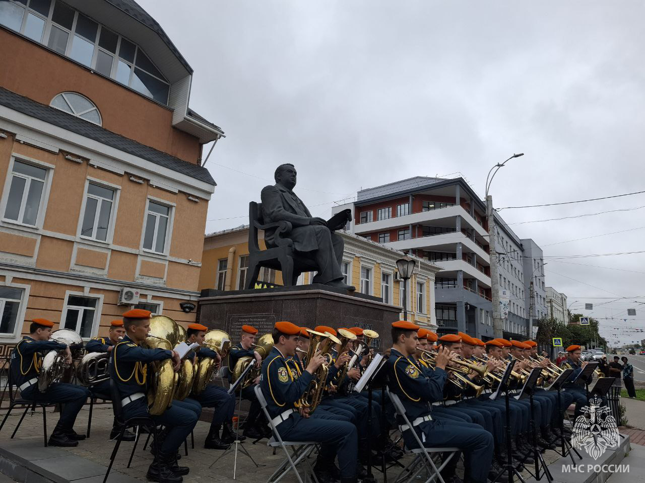 Музыка, которая объединяет: духовой оркестр Академии в сердце города!
