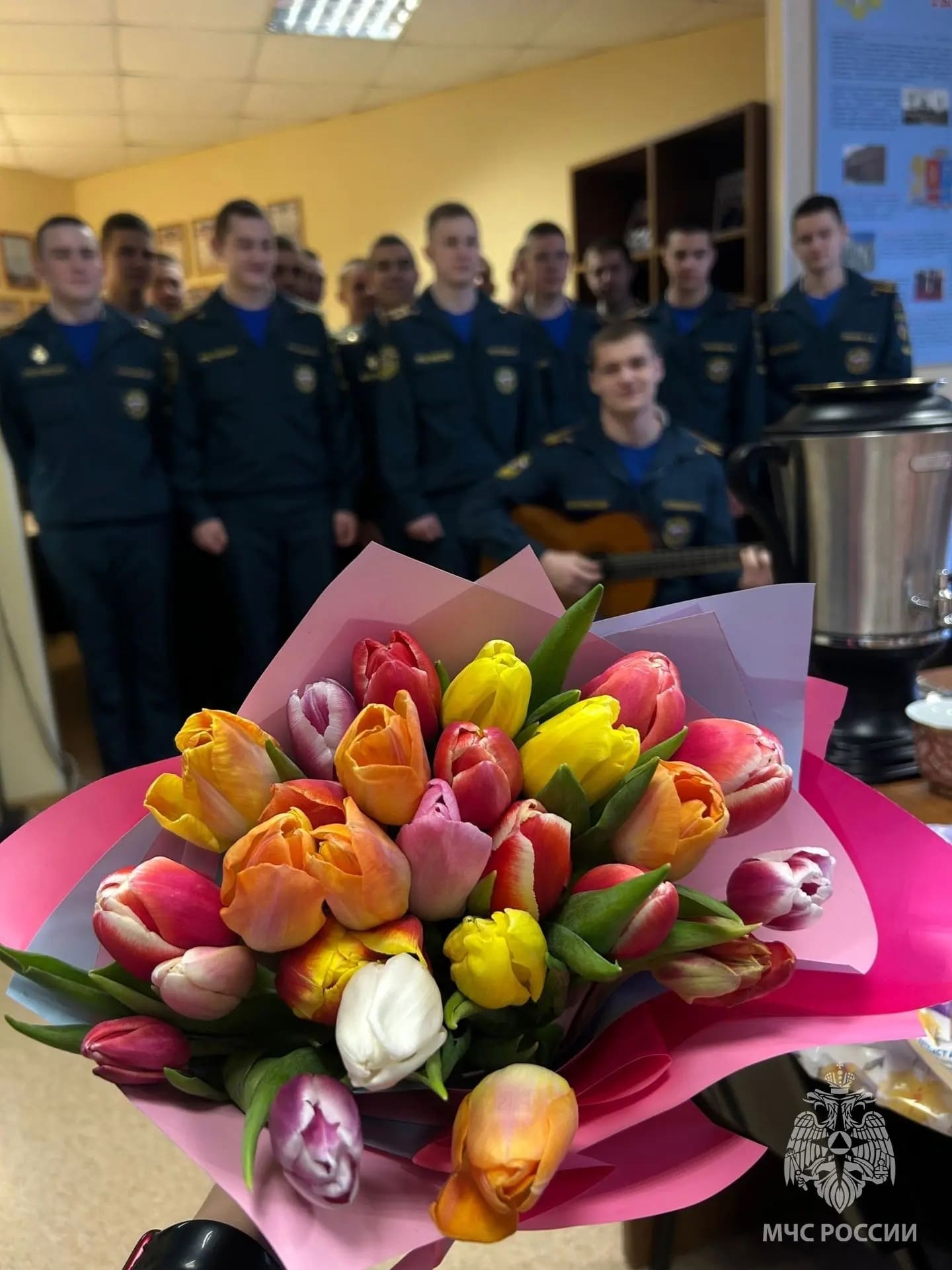 Цветы и музыка — кадеты поздравляют педагогов с 8 Марта!