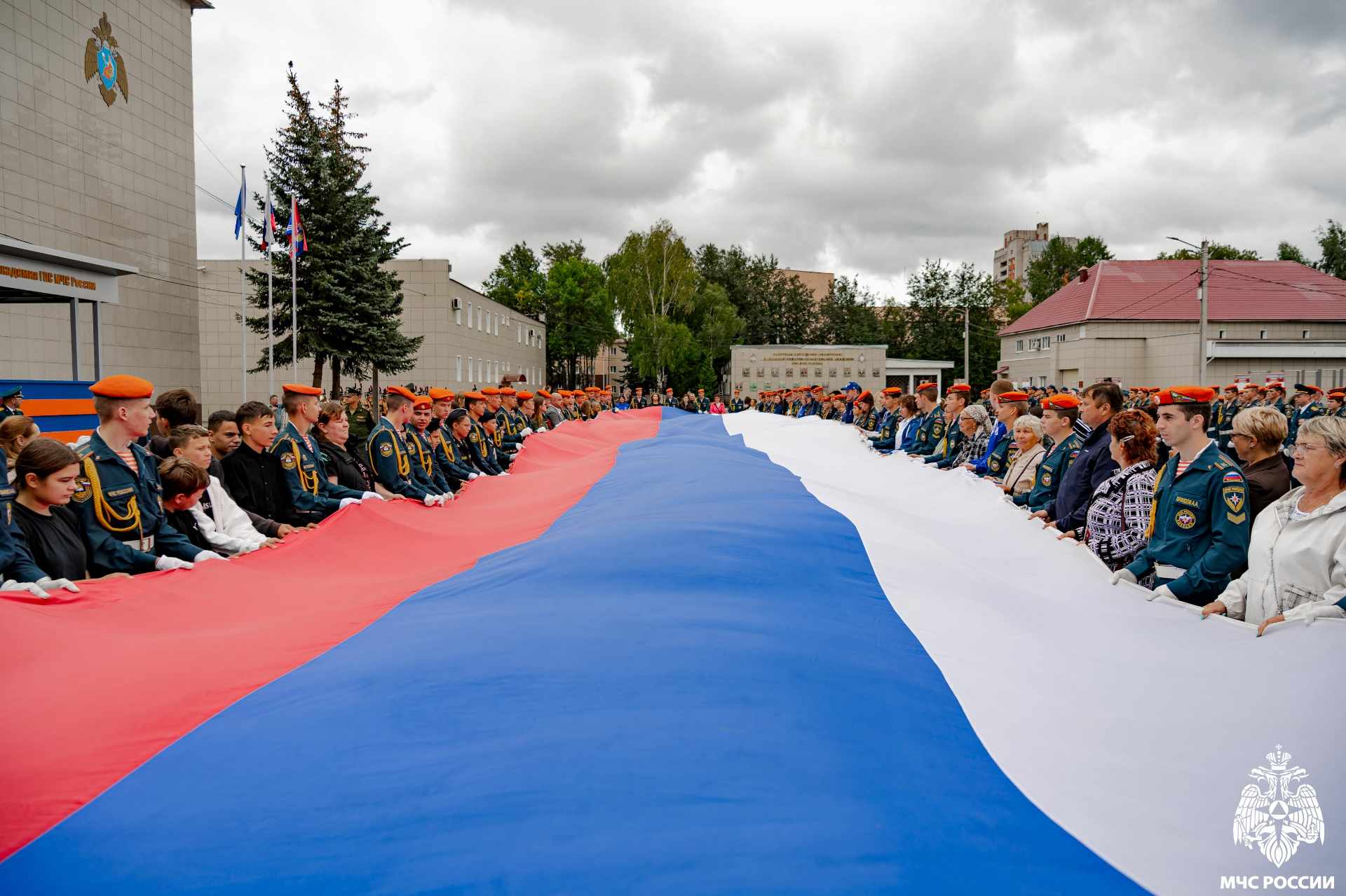 Под флагом единства