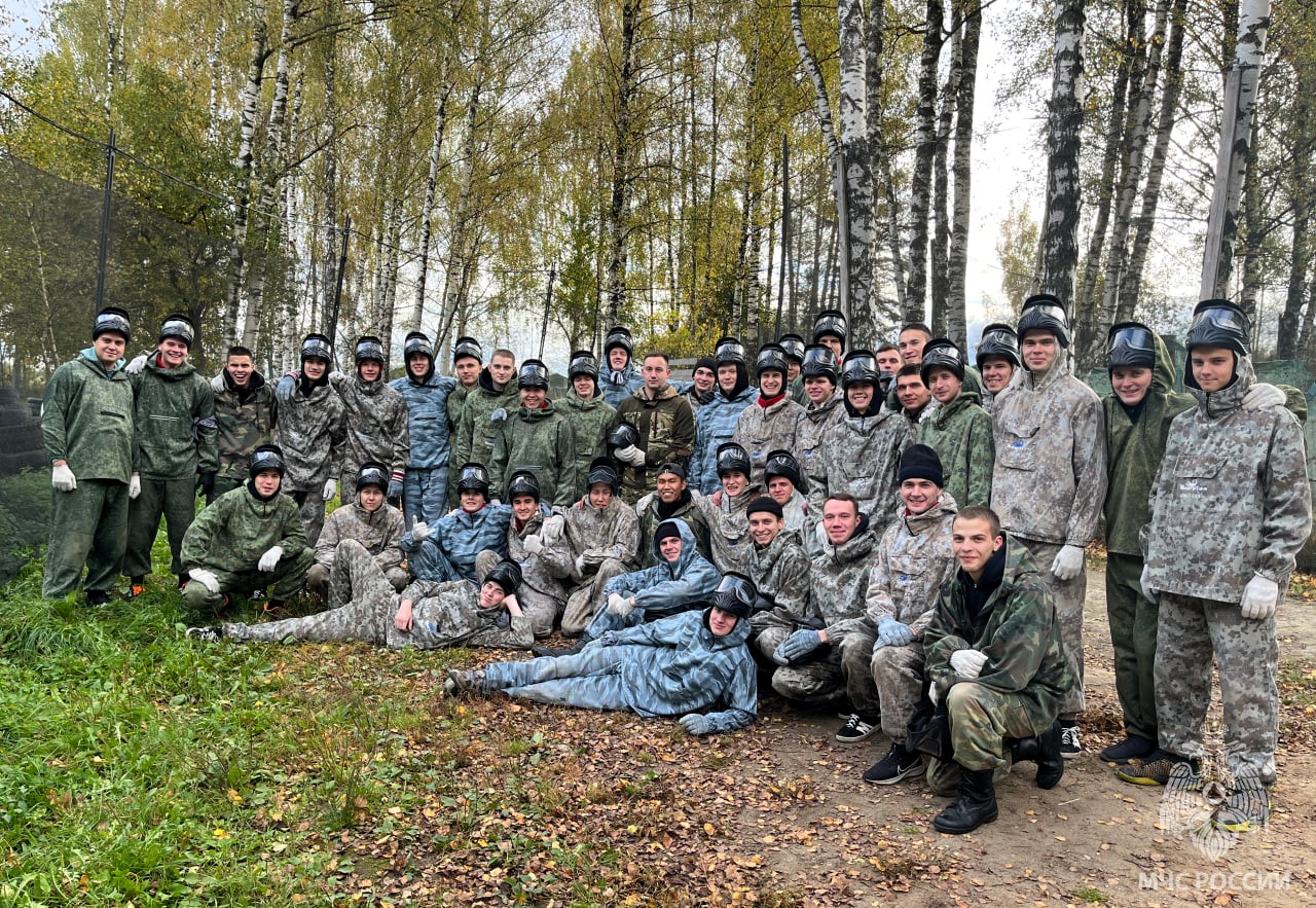 Курсанты академии укрепили командный дух в пейнтбольном поединке